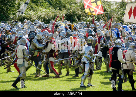 Le truppe si scontrano nel bel mezzo della battaglia Renactment storica battaglia di Tewkesbury 1471 Inghilterra 2007 NR Foto Stock