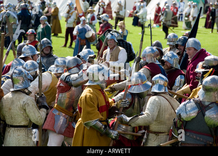 Le truppe si scontrano nel bel mezzo della battaglia Renactment storica battaglia di Tewkesbury 1471 Inghilterra 2007 NR Foto Stock