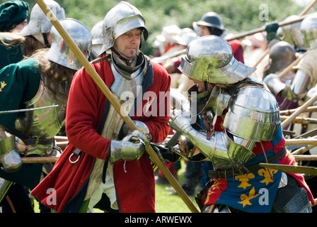 Le truppe si scontrano nel bel mezzo della battaglia Renactment storica battaglia di Tewkesbury 1471 Inghilterra 2007 NR Foto Stock