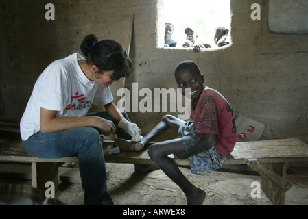 Medicins sans frontieres e UNHCR aiutare i rifugiati dal car nei campi profughi in Ciad Foto Stock