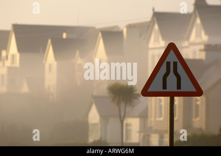 Strada si restringe a cantare in Donaghadee città contea di Down Irlanda del Nord Foto Stock