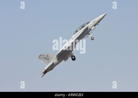 FA 18 F Super Hornet arrampicata dopo il decollo Foto Stock