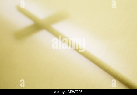 Ombra di luce di un crocifisso il cast in un albero di luce su una superficie bianca o tessuto o panno altare Foto Stock