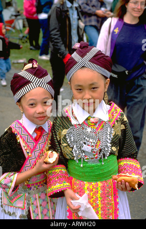 Costume Asian Girls mangiare hot dogs età 5 e 7. Nel cuore della bestia può Day Festival & Parade Minneapolis Minnesota USA Foto Stock