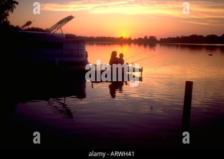 Zia e nipote di pesca dock off al tramonto età 50 e 5. Campbellsport Wisconsin USA Foto Stock