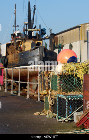 Barca da pesca sulla terraferma per la riparazione di Portavogie Harbour Irlanda del Nord Foto Stock