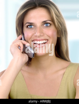 Donna sorridente parlando al cellulare Foto Stock