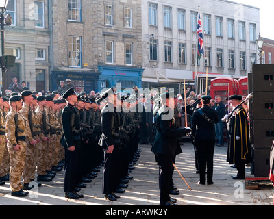 I soldati del reggimento di fucile in parata in Durham luogo di mercato quando sono state ricevendo la libertà della città 17 Febbraio 08 Foto Stock