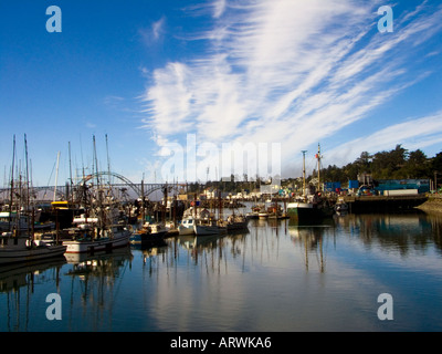 Flusso di nuvole a terra oltre la marina in Newport sulla costa dell'Oregon Foto Stock