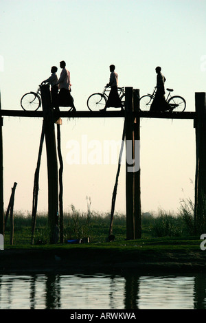 Popolo birmano con le biciclette attraversando U Bein's Bridge Amarapura, vicino a Mandalay, Birmania (Myanmar) Foto Stock