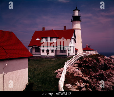 Rustico confini di recinzione approccio al sud Portland Head Lighthouse sul sud della costa del Maine Foto Stock