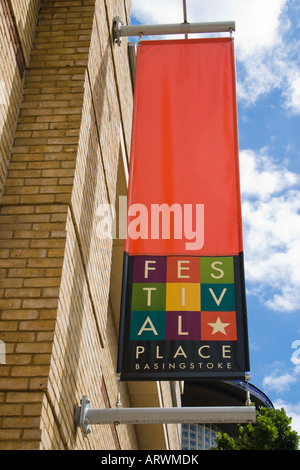 Festival Place shopping center banner appesi fuori mall Basingstoke Hampshire Foto Stock