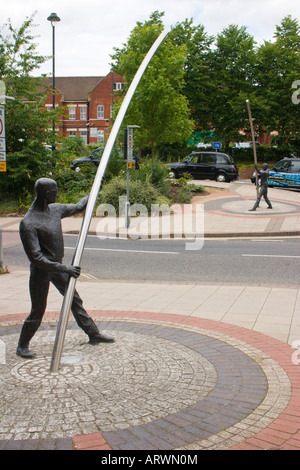 Statue di uomini con poli piegati su strada di fronte Basingstoke stazione ferroviaria in Hampshire Foto Stock