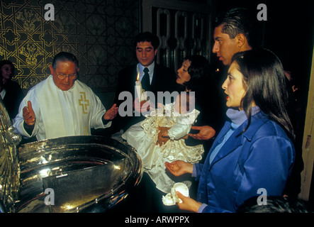 Famiglia messicana, persone, sacerdote, padre, battesimo, cattedrale del Divin Salvatore, la città di Morelia, Morelia, Michoacan stato, Messico Foto Stock