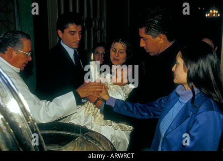 Famiglia messicana, persone, sacerdote, padre, battesimo, cattedrale del Divin Salvatore, la città di Morelia, Morelia, Michoacan stato, Messico Foto Stock