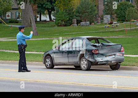 Incidente automobilistico ferisce una donna mentre la polizia partecipare al relitto chiamando un carro attrezzi per rimuovere la vettura Foto Stock