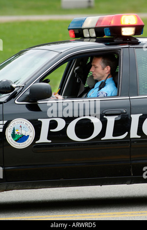 Incidente automobilistico ferisce una donna mentre la polizia partecipare al relitto chiamando un carro attrezzi per rimuovere la vettura Foto Stock