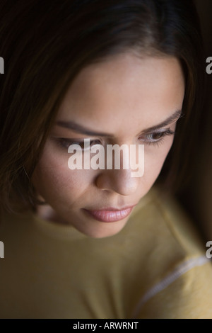 Angolo di alta vista di grave alla ricerca di donna, close up Foto Stock