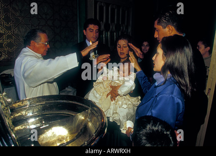 Famiglia messicana, persone, sacerdote, padre, battesimo, cattedrale del Divin Salvatore, la città di Morelia, Morelia, Michoacan stato, Messico Foto Stock