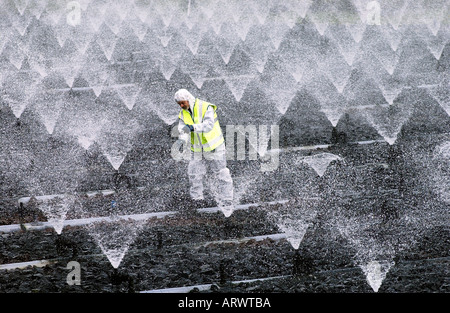 Un impianto di trattamento delle acque reflue operatore effettua la pulizia essenziale e lavori di manutenzione Foto Stock