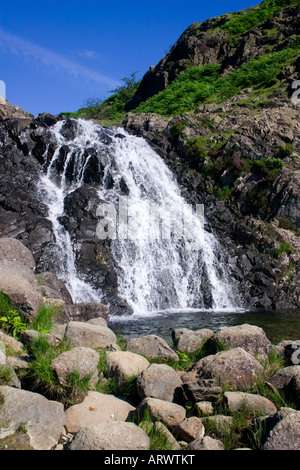 Latte acido Gill vicino ad esso s esce dalla Easedale Tarn vicino a Grasmere Lake District Cumbria Foto Stock