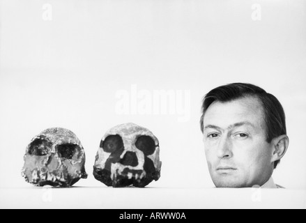 Richard Leakey, nel 1978 già un rinomato paleoanthropologist, pone con due teschi scoperto nella sua ricerca di origine umana Foto Stock
