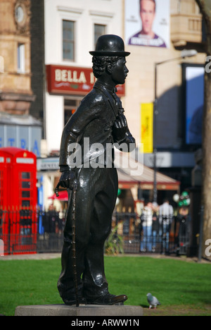 Charles Chaplin statua, Leicester Square, nel West End di Londra, Inghilterra, Regno Unito Foto Stock