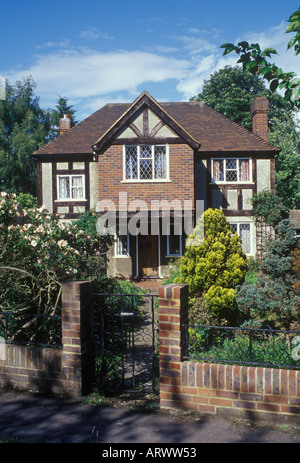 Epsom Surrey in Inghilterra Interwar mock Tudor distaccata casa suburbana leaded windows e metà timbering pebble-dash Foto Stock