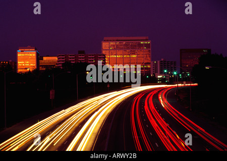 Il tempo di esposizione del traffico automobilistico sulla Interstate 25 in Franklin Street in Denver Colorado di notte Foto Stock