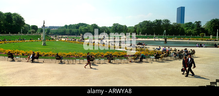 Francia Parigi Giardini di Lussemburgo bassin con torre di Montparnasse Foto Stock