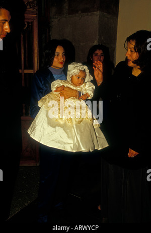 Famiglia messicana, persone, sacerdote, padre, battesimo, cattedrale del Divin Salvatore, la città di Morelia, Morelia, Michoacan stato, Messico Foto Stock