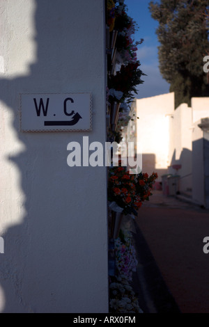 Il cimitero di Sant Feliu de Guixols, Catalogna (Spagna). Segno di wc e nicchie di sepoltura Foto Stock