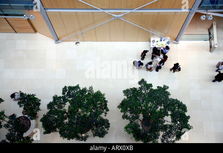 Vista interna del Gibbs Wellcome Trust Building, Euston Road, Londra Inghilterra Foto Stock