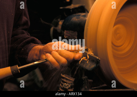 Artigiano utilizzando awl su un Birds Eye Maple ciotola che il suo è turing sul suo tornio in legno Foto Stock