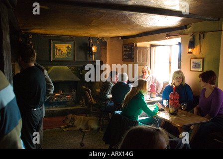 Newland Foresta di Dean GLOUCESTERSHIRE REGNO UNITO lo struzzo Inn interno un pub famoso per real ale e cibo Foto Stock