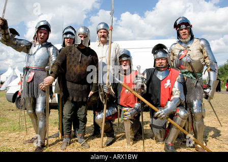 Il gruppo di cavalieri dalla piastra britannico corazza società pongono in armatura completa di Tewkesbury Festival medievale Gloucestershire in Inghilterra Foto Stock