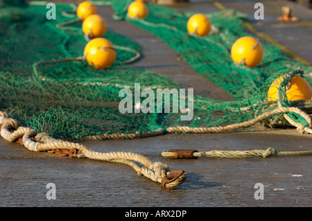 Rete da pesca seduti sulla banchina Foto Stock