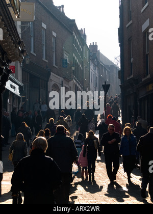 Una folla di persone a piedi fino Saddler Street a Durham Regno Unito Foto Stock