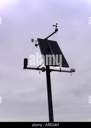 Un solare anemometro meteo stazione di monitoraggio sulla North Yorkshire Moors contro un grigio cielo nuvoloso Foto Stock