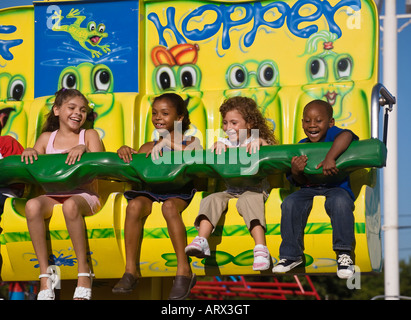 Bambini godendo di un giro a bordo della tramoggia di rana ASTROLAND parco dei divertimenti di Coney island NEW YORK CITY Foto Stock