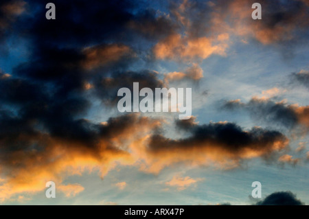 Cielo di sera & nuvole sopra,Staffordshire in Inghilterra. Foto Stock