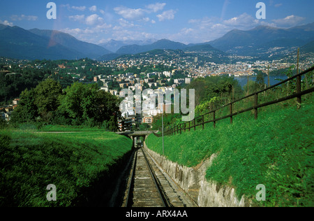 Bellissima vista della città di Lugano dal rail Tram Regione Ticino, Svizzera Foto Stock