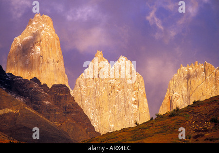 Il Cile Patagonia Parco Nazionale Torres del Paine Maestose vette montane nella luce del mattino Foto Stock