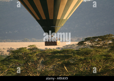 Palloncino turistico volo sopra il Serengeti NP Tanzania Foto Stock