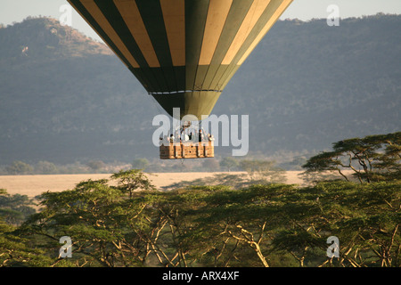 Palloncino turistico volo sopra il Serengeti NP Tanzania Foto Stock