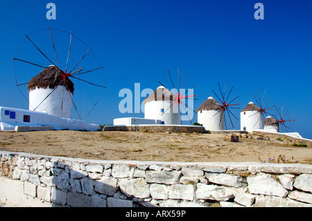 Una fila di mulini a vento in Hora sull'isola greca di Mykonos in Grecia Foto Stock