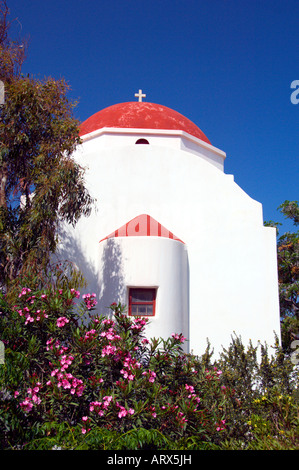 Una piccola chiesa che si affaccia sul porto di Hora sull'isola greca di Mykonos in Grecia Foto Stock