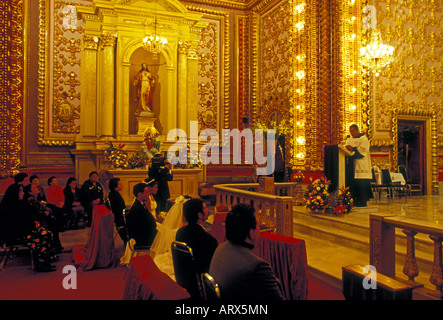 Messicani, messicano, matrimonio sposa e lo sposo, il sacerdote, il Santuario di Nostra Signora di Guadalupe, la città di Morelia, Morelia, Michoacan stato, Messico Foto Stock