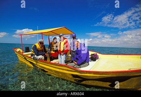 Messico, Baja Mar di Cortes, Magdalena Bay ,turisti rilassante colorato in barca per fare Whale watching Foto Stock