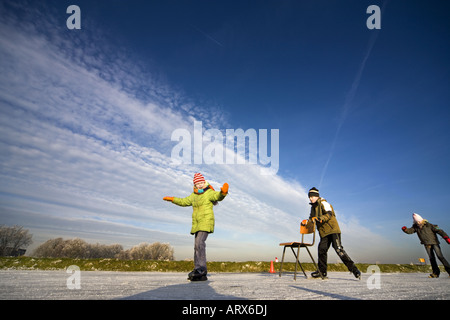 Inverno in Olanda. I ragazzi imparano a pattinare nel modo tradizionale: con una sedia. Foto Stock